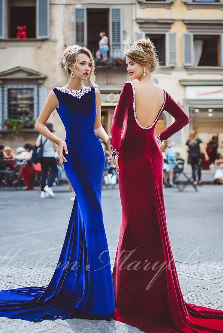 Ženy v modrých a červených šatách
